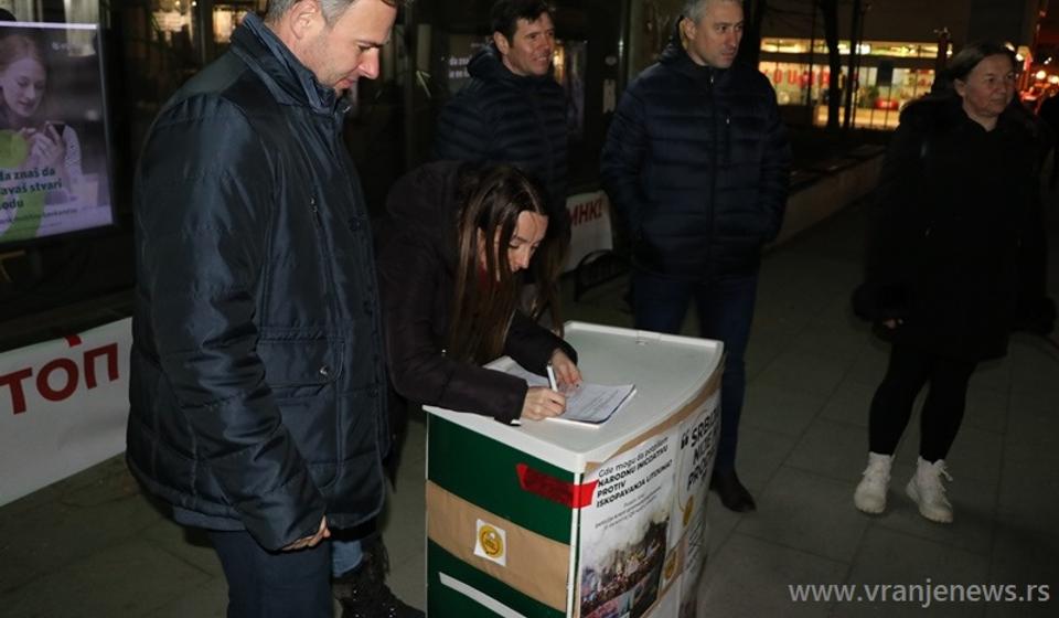 Narodnu inicijativu u Vranju potpisali i neki političari koji su dolazili na predizborne skupove. Foto Vranje News