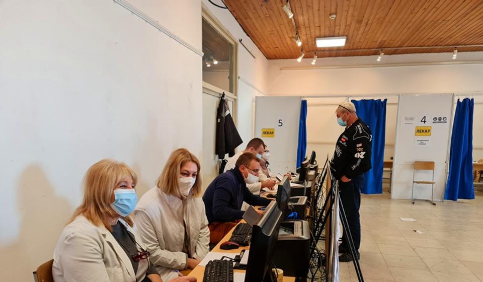 Od 1.800 građana koliko se od poečtka godine do sredine septembra lečilo u Vranju samo 1.700 bili nevakcinisani, tvrde iz ZZJZ: glavni punkt za vakcinaciju u Vranju. Foto ZC Vranje