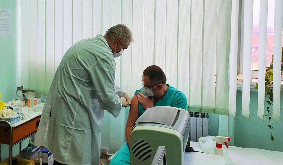 Načelnik Hirurgije Igor Stojanović prima vakcinu. Foto ZC Vranje
