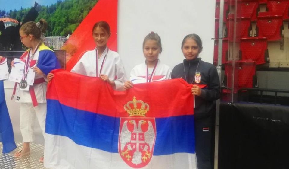 Bronzane medalje Nikolini Tasić i Danici Mitrović. Foto Feniks