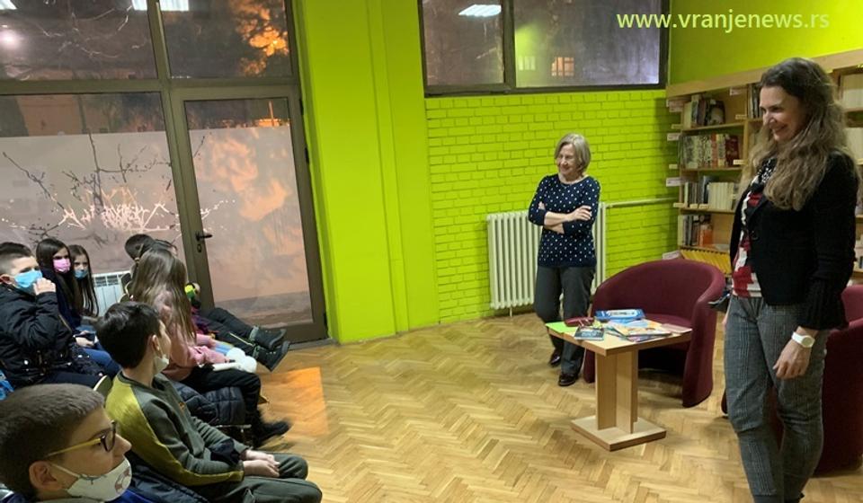 Detalj sa interaktivne radionice sa đacima u Sali periodike Biblioteke Bora Stanković, organizatora gostovanja pisaca za decu. Foto Vranje News