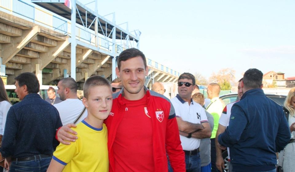 Mlade fudbalske nade poželele da se slikaju sa strelcem prvog gola Nikolom Stojiljkovićem. Foto VranjeNews