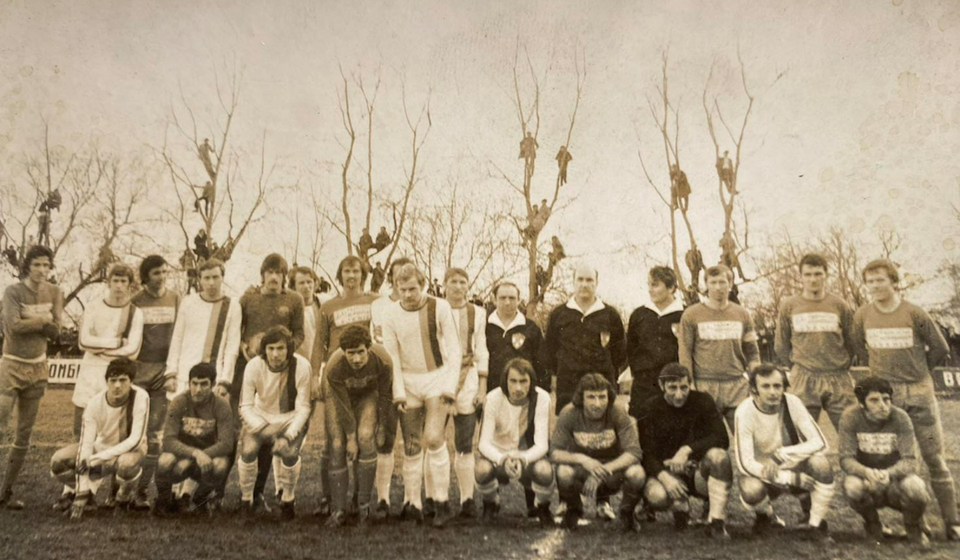 Sa dolaskom Ace Fisa u Dinamo 1958. godine, tribine i okolno drveće bili su nedovoljni da primi verne  navijače: malo uloženih para, dobar fudbal, veliko zadovoljstvo i radost navijačaima. Desno, Grade, Pepi, Canja. Foto arhiva T.R.S.