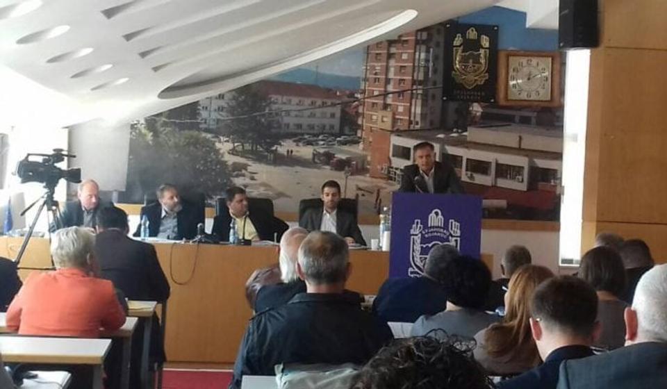 Zafirović sa skupštinskom govornicom. Foto Bujanovačke