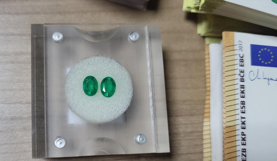 Dva smaragda pronađena u kesi iz supermarketa. Foto UC