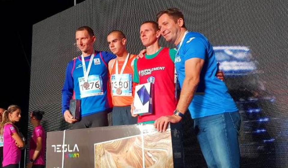 Kristijan Stošić na pobedničkom postolju u Beogradu. Foto AK Vranjski maratonci