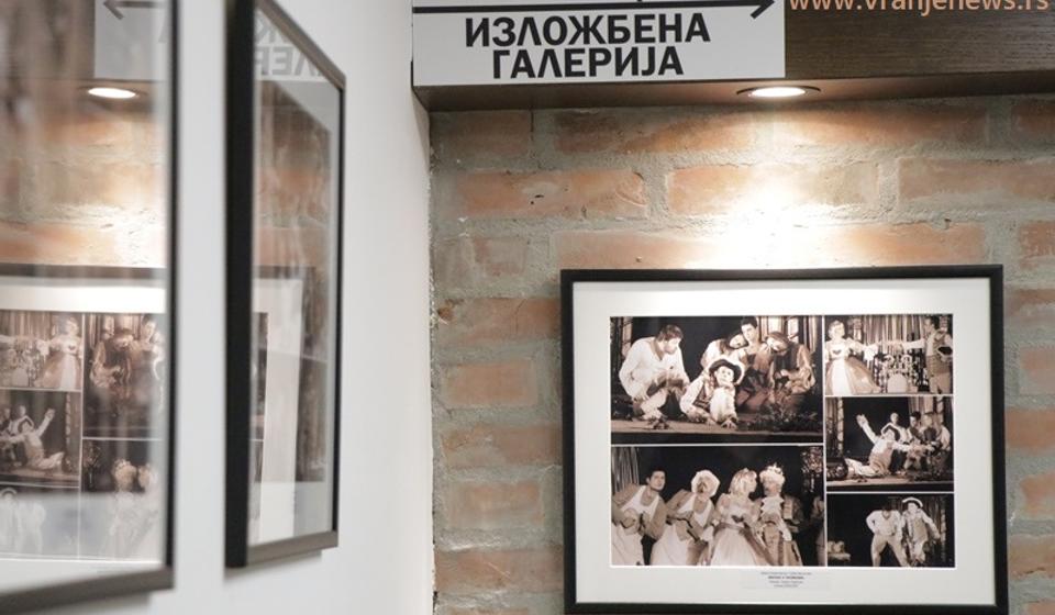 Izložba o 25 godina profesionalnog pozorišnog života. Foto Vranje News