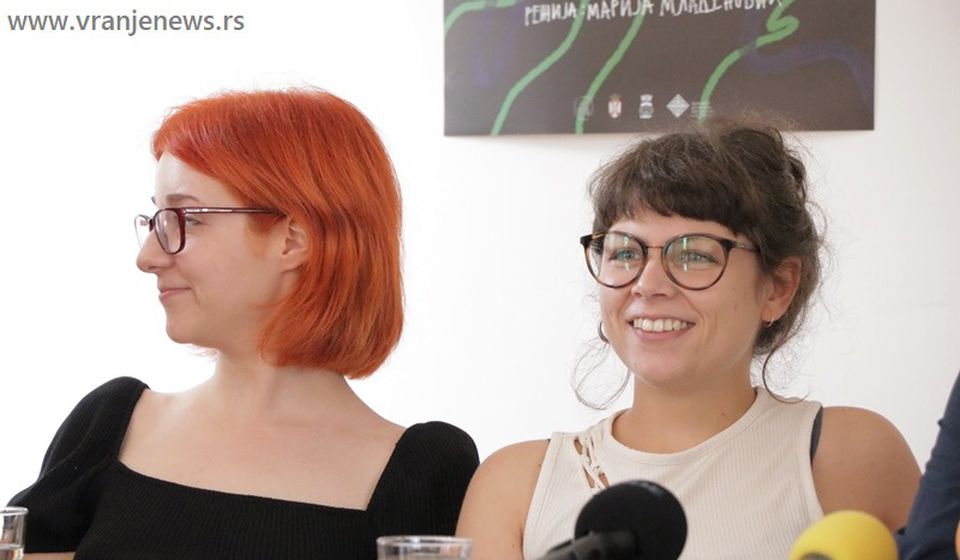 Autorski tim: dramaturškinja Aleksandra Jovanović (levo) i rediteljka Marija Mladenović. Foto Vranje News