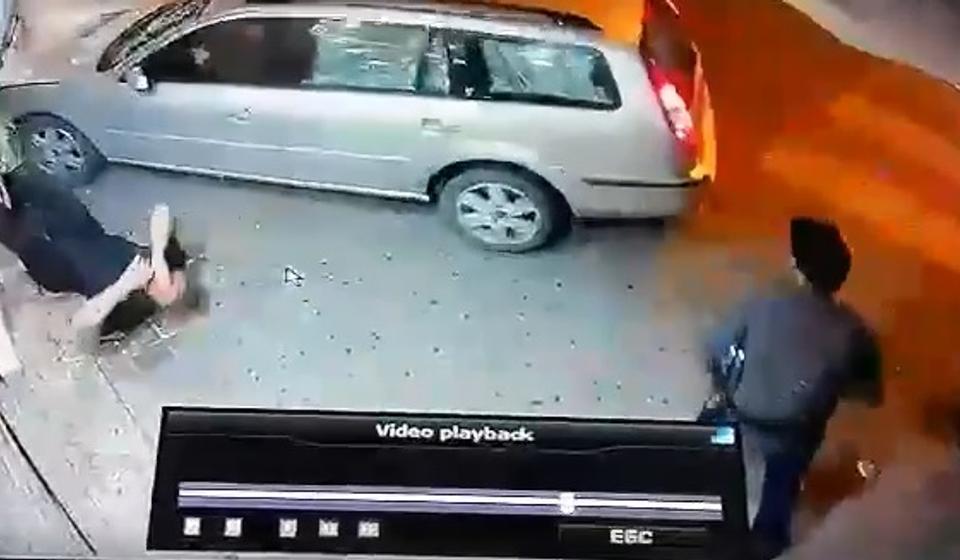 Momenat obaranja autombilom. Foto printscreen