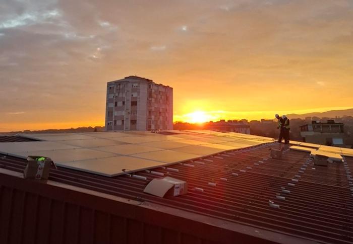 Na krovovima fabrike BAT-a u Vranju, površine 4.515 m2, instalirano je 1.806 panela, ukupne snage 985kWp. Foto BAT