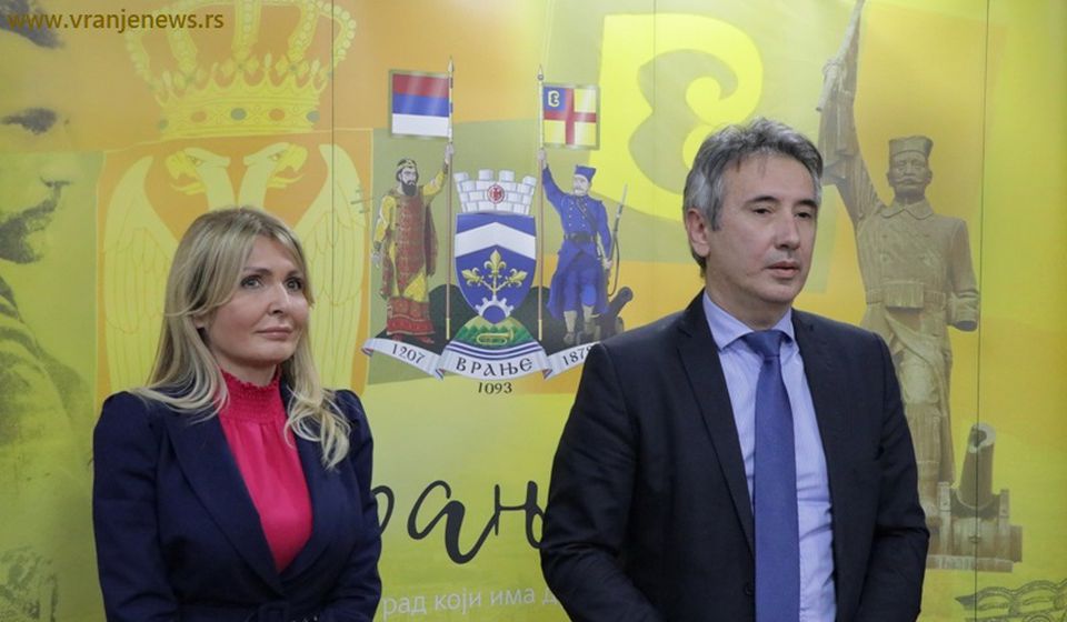 Pomoćnica ministra prosvete Gabrijela Grujić sa gradonačelnikom Milenkovićem. Foto Vranje News