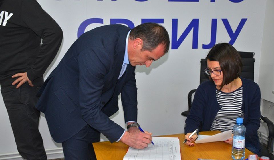 Notari overavaju potpis lidera GrO SNS Slaviše Bulatovića. Foto Vranje News