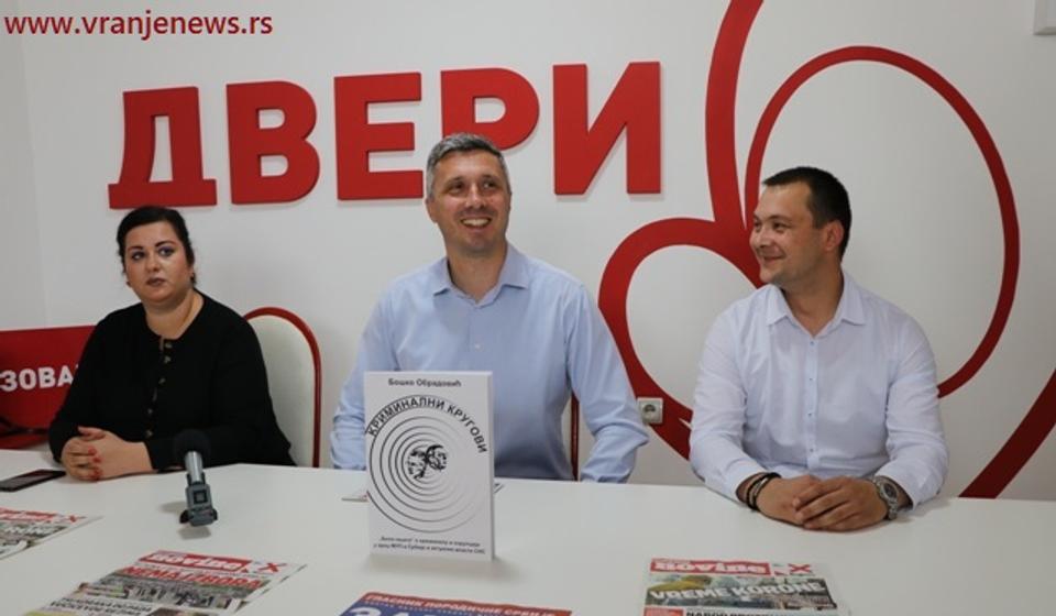 Bojkot, prelazna vlada, pa smena vlasti: Boško Obradović na konferenciji za medije. Foto Vranje News