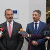 Fabrici i Milenković na improvizovanoj konferenciji za medije nakon obilaska Hirurškog bloka. Foto Grad Vranje