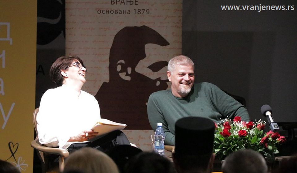 Pisac je pred Vranjancima promovisao svoj poslednji roman Kad đavoli polete. Foto Vranje News
