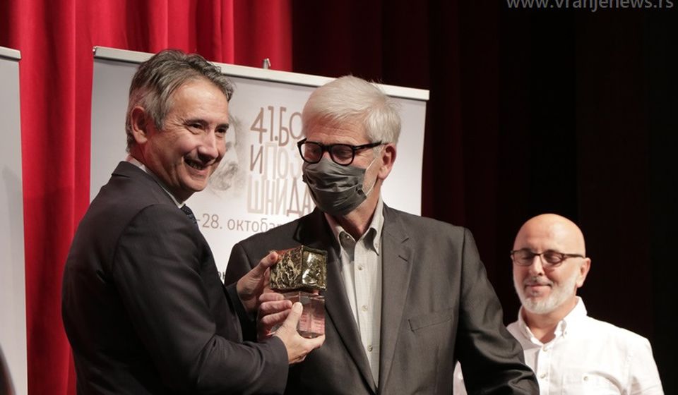 Valentin Vencel, upravnik Novosadskog pozorišta, primio je tri od ustanovljena četiri priznanja koja dodeljuje žiri na Borinim pozorišnim danima. Foto Vranje News