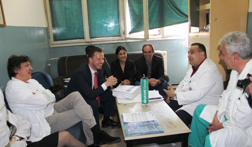 U prijatnom razgovoru sa rukovodstvom ZC i doktorima Očnog odeljenja. Foto VranjeNews