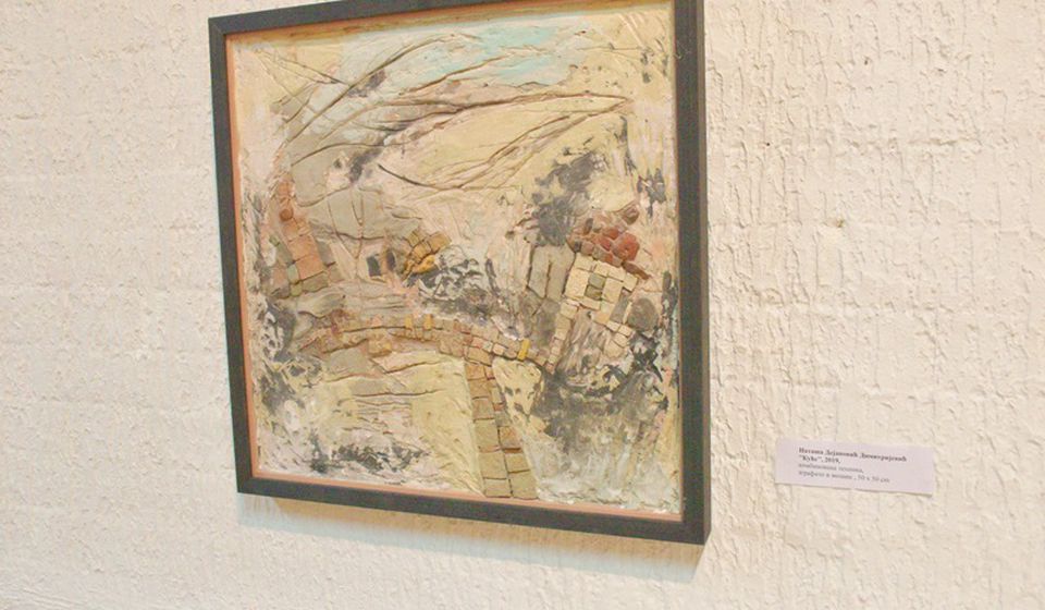 Kuće (kombinovana tehnika, zgrafito mozaik, 50x50) rad Vranjanke Nataše Dejanović Dimitrijević. Foto Vranje News