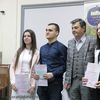 Emilija Arsić (desno) sa predsednikom žirija Slobodanom Nešićem, te drugonagrađenim Konstantinom Stamenkovićem i trećeplasiranom Ivanom Gačić. Foto Vranje News