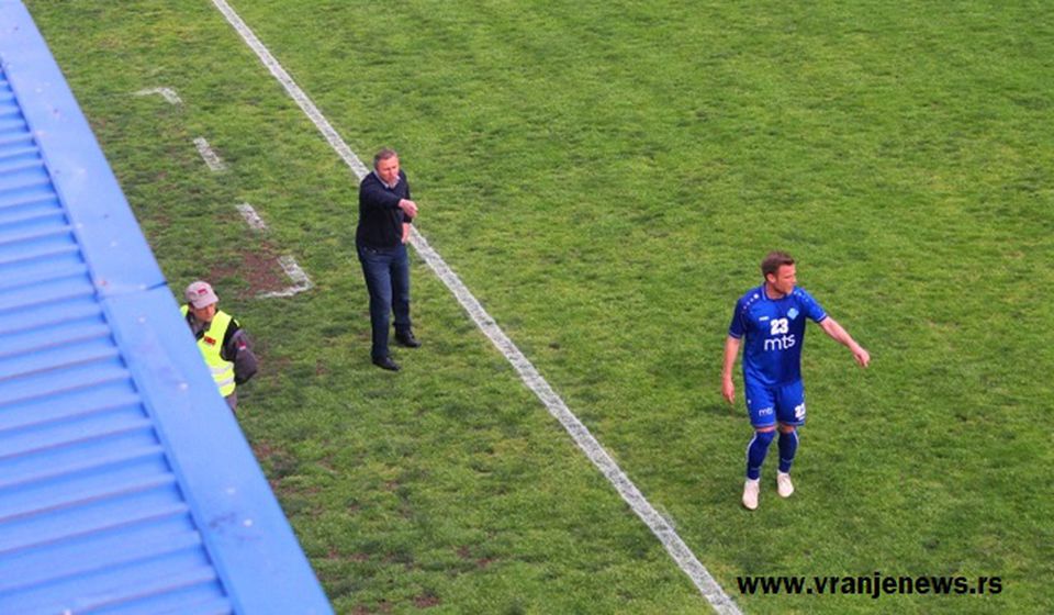 Trener Radnika Milan Milanović daje instrukcije svojim igračima. Foto VranjeNews