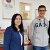 Bogdan Milenković sa svojim profesorima. Foto Gimnazija Bora Stanković