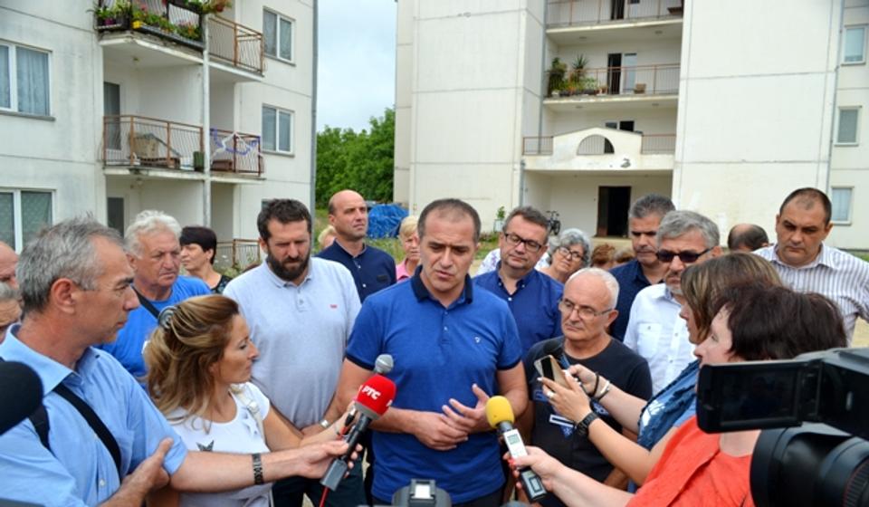 Čelnici SNS-a sa žiteljima čerenca. Foto G. Mitić