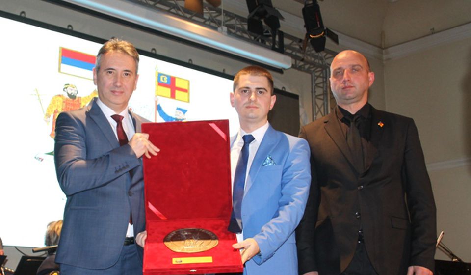 Dejan Antić odrekao se novčanog dela nagrade od 50.000 dinara u korist Dečjeg dispanzera u Vranju. Foto VranjeNews
