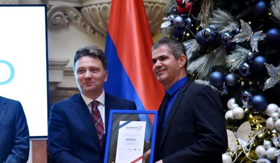 Uručenje nagrade načelniku Gradske uprave Dušanu Aritonoviću. Foto Grad Vranje