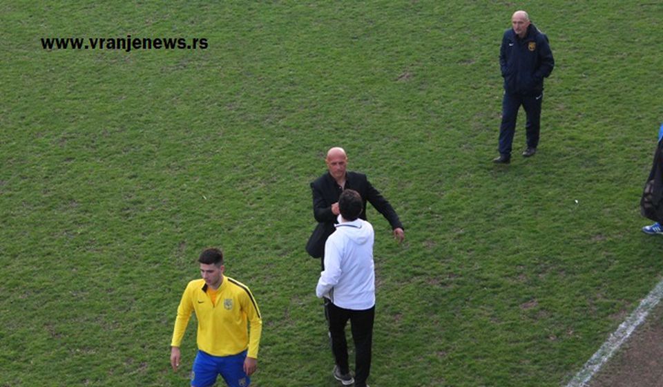 Pozdrav dvojice stratega posle utakmice: Dragan Antić i Simo Krunić. Foto VranjeNews
