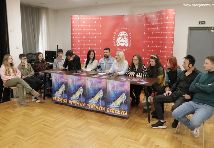 Oslonac na sopstvene snage vranjskog teatra: sa današnje konferencije za medije. Foto Vranje news
