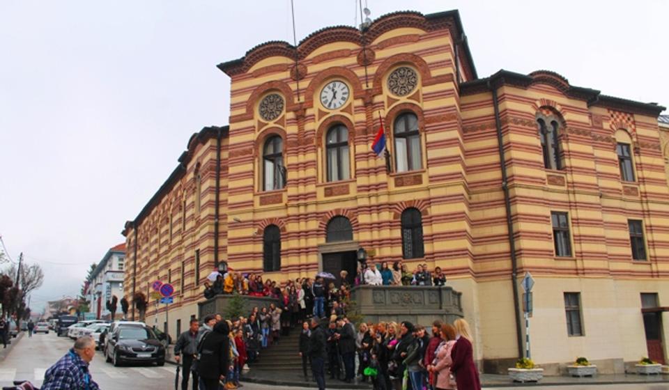 Doček za ministarku ispred zgrade Načelstva Pčinjskog okruga u Vranju. Foto VranjeNews