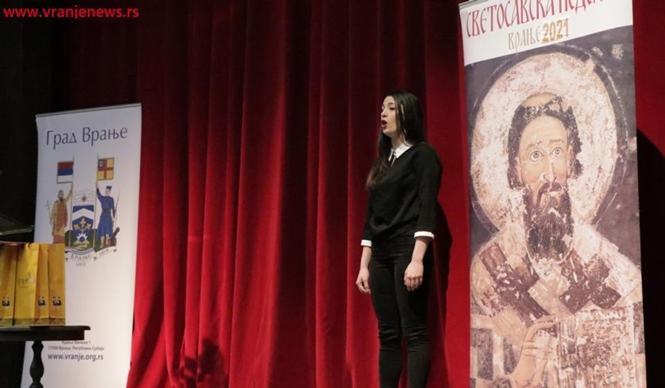 Himnu Svetom Savi izvela Sofija Stanković, učenica Srednje muzičke škole Stevan Mokranjac. Foto Vranje News