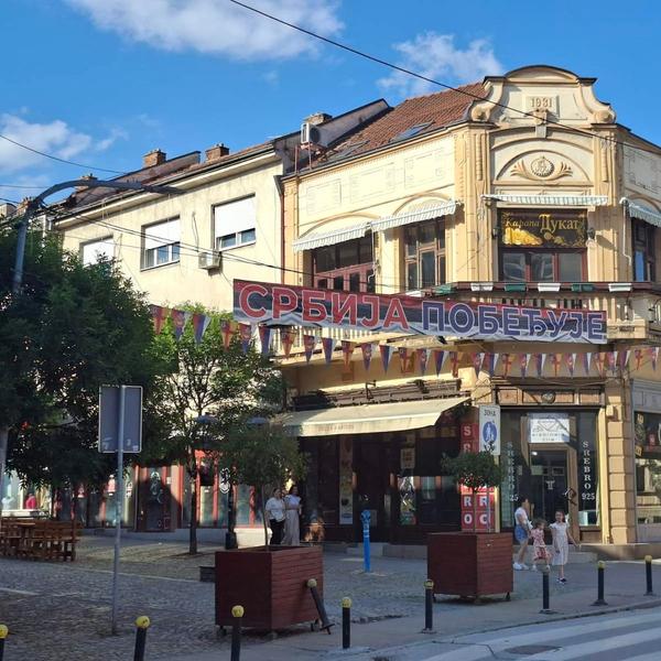 Stranačka okupacija javnog prostora na svakom koraku: centar Vranja. Foto Vranje news