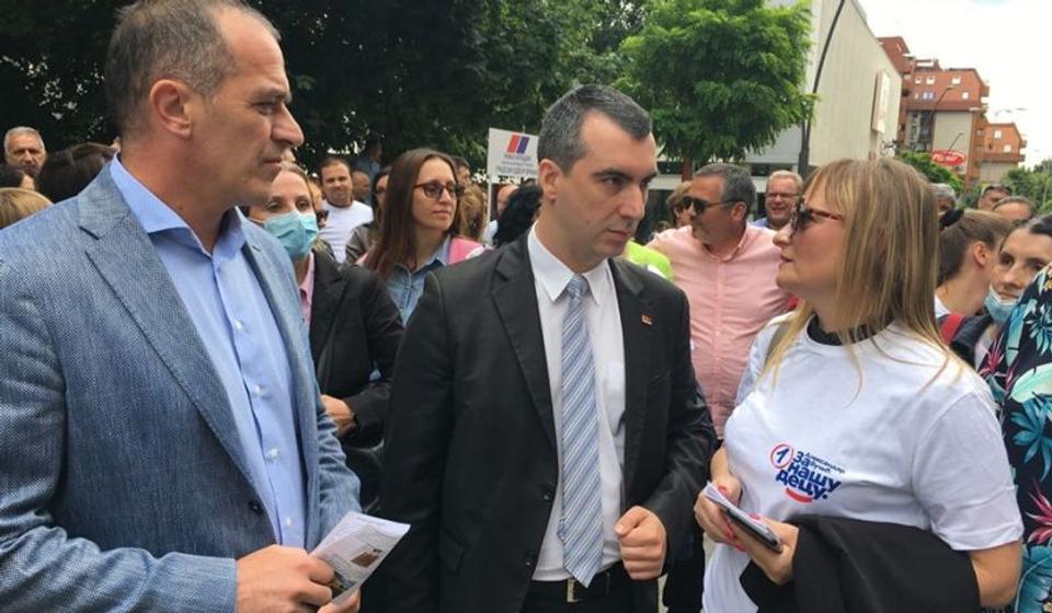 Vladimir Orlić sa funkcionerima GrO SNS na šetalištu u centru grada. Foto SNS