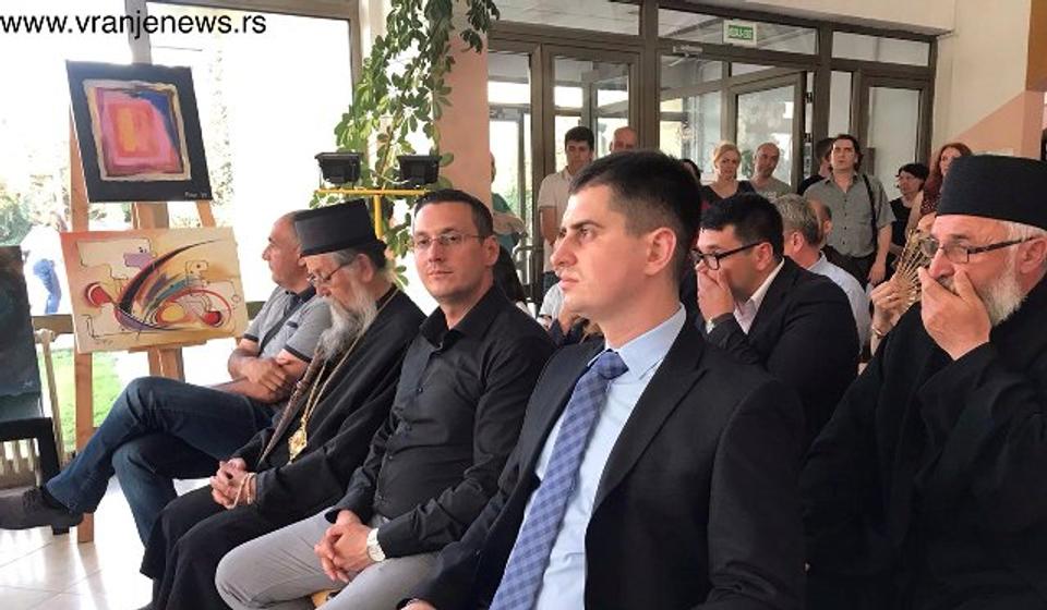 Gradonačelnik Mladenović sa gostima na otvaranju manifestacije. Foto VranjeNews