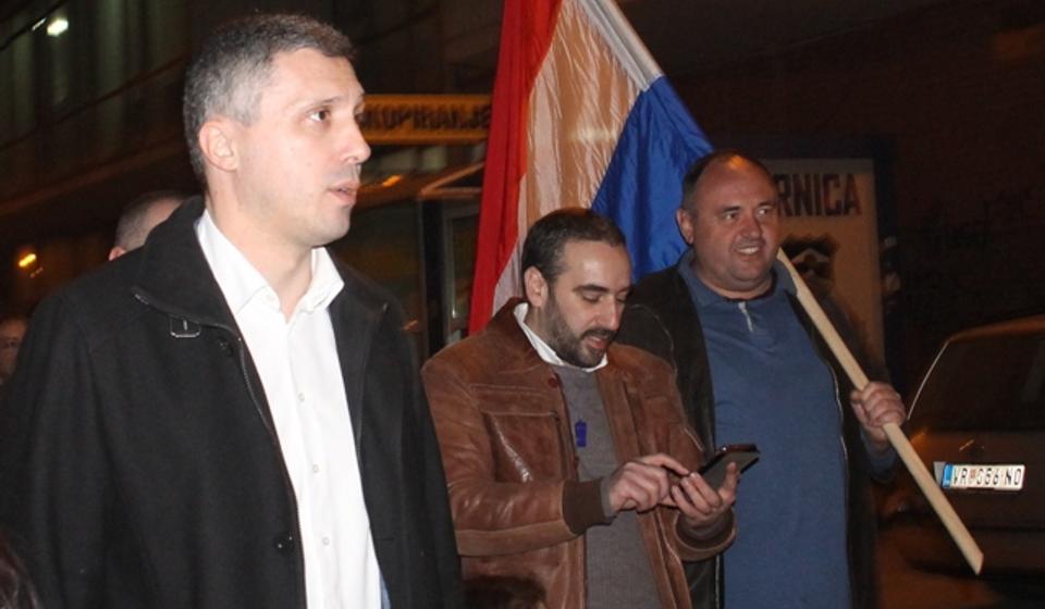 Mihajlović (u sredini) sa Boškom Obradovićem ne jednom od protesta u Vranju. Foto VranjeNews