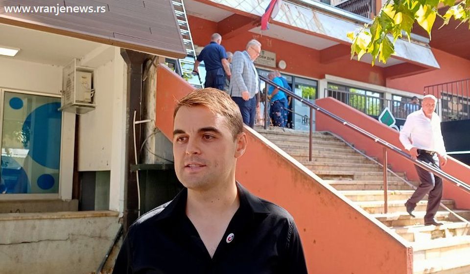 Slobodan Petrović saopštava novinarima da je podneo krivičnu prijavu protiv direktora Novog doma. Foto Vranej News