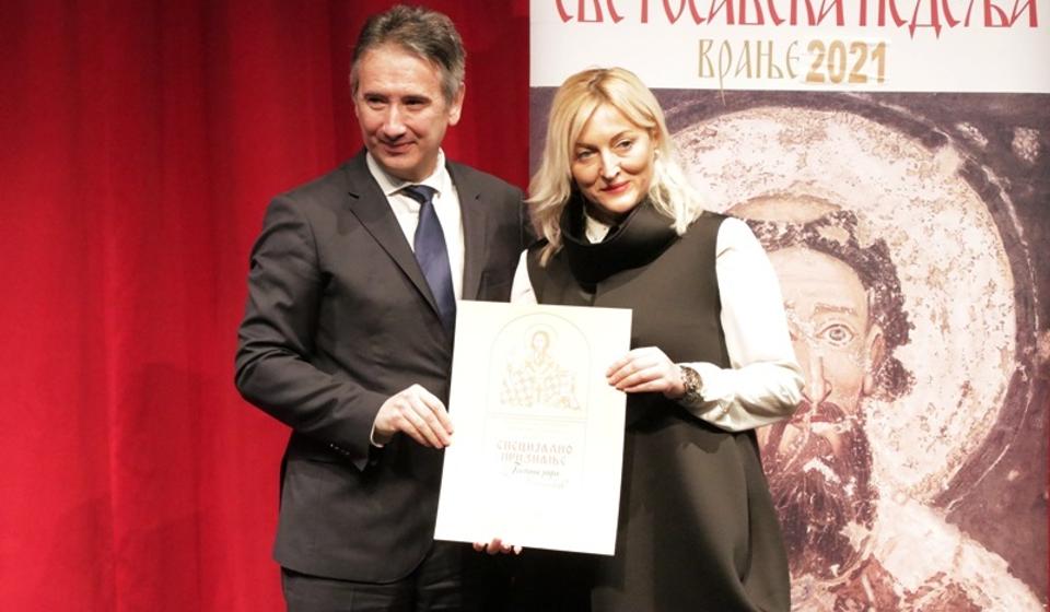 Direktorka Suzana Mišić Stanković primila priznanje u ime Gimnazije Bora Stanković. Foto Vranje News