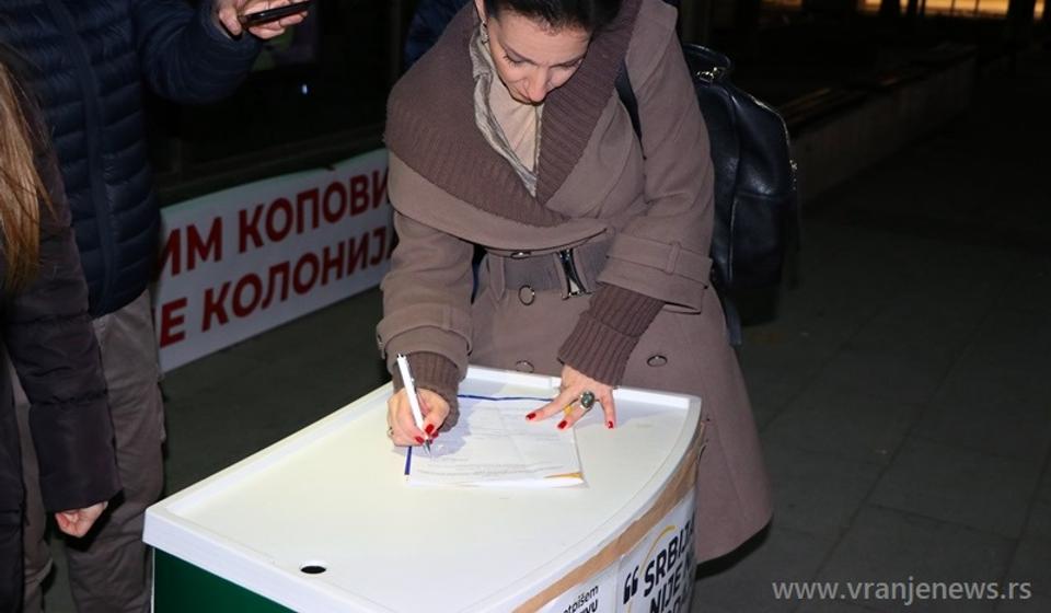 Marinika Tepić potpisuje Narodnu inicijativu za zabranu istraživanja i iskopavanja litijuma i bora. Foto Vranje News