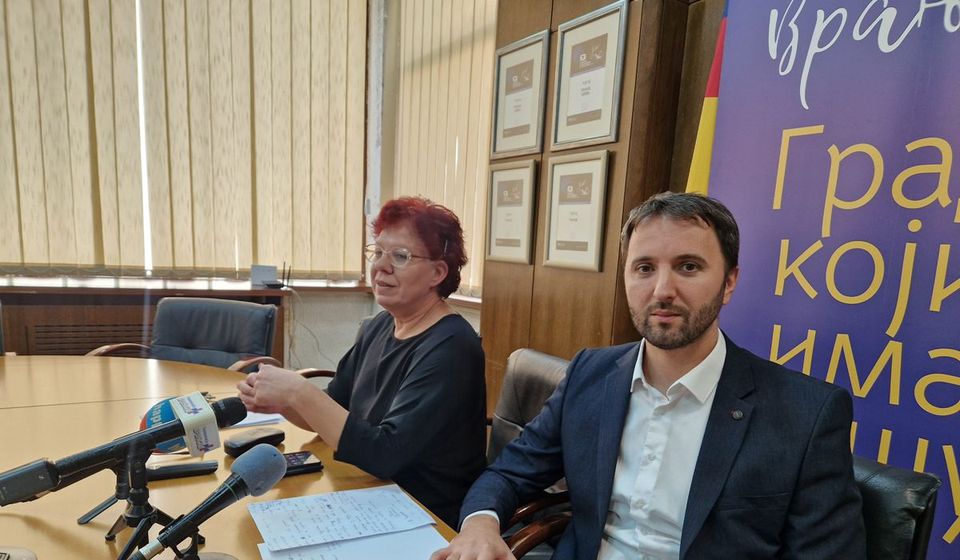 Većnik za budžet i finansije Bojan Kostić i većnica za lokalnu samoupravu Danijela Milosavljević. Foto Vranje news