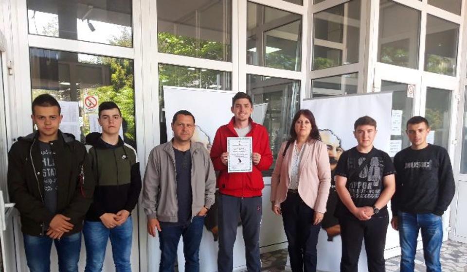 Miša Stanković sa preostalim gimnazijalcima, učesnicima NGO. Foto Gimnazija Bora Stanković