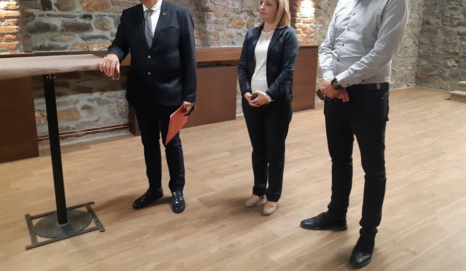 Aleksandar Gajović u obilasku zgrade obnovljenog pozorišta. Foto Grad Vranje