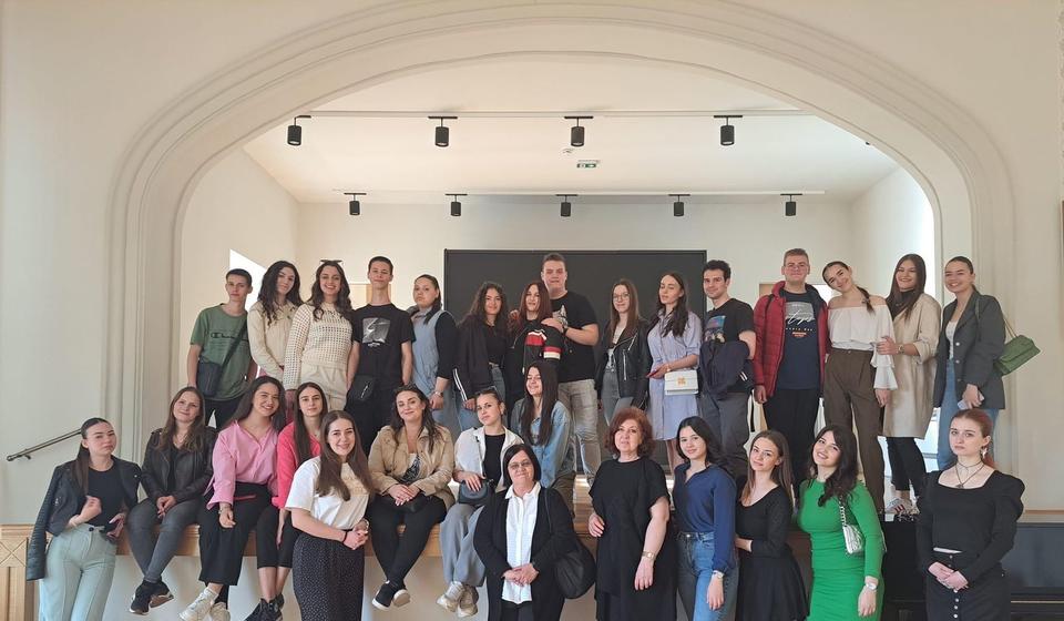 Foto Gimnazija Bora Stanković