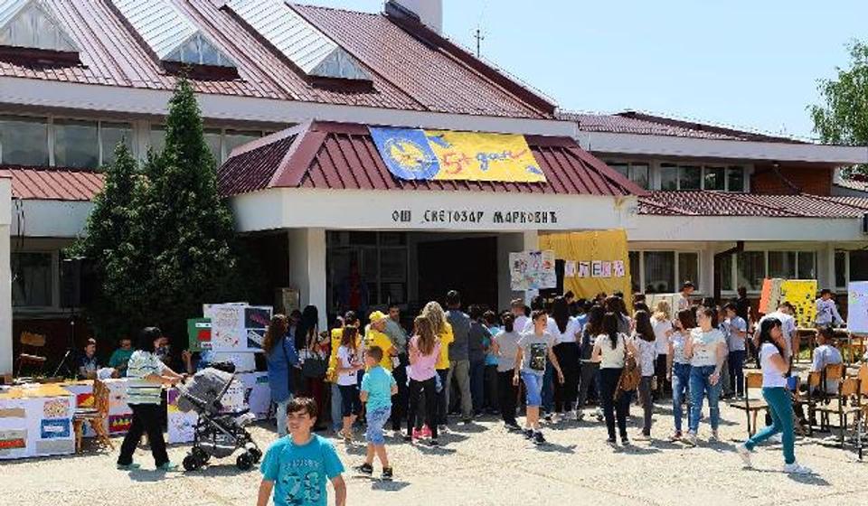 Po dvanaest laptopova i projektora za OŠ Svetozar Marković