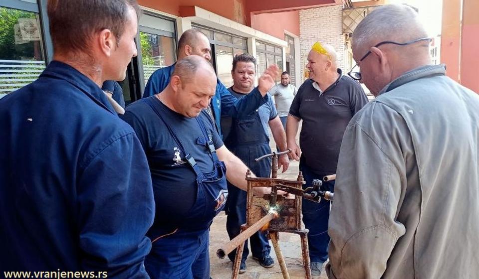 Atmosfera ispred upravne zgrade Novog doma u vreme trajanja konferencije za medije stranke Srbija centar. Foto Vranje News