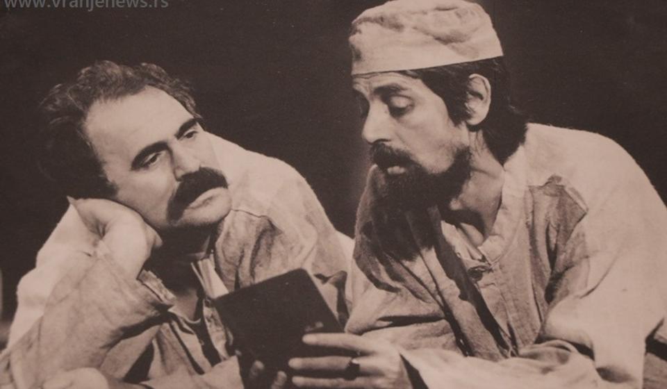 Radoslav Radivojević (desno) i Dragan Stanković u predstavi Ruženje naroda u dva dela. Foto ilustracija Vranje News