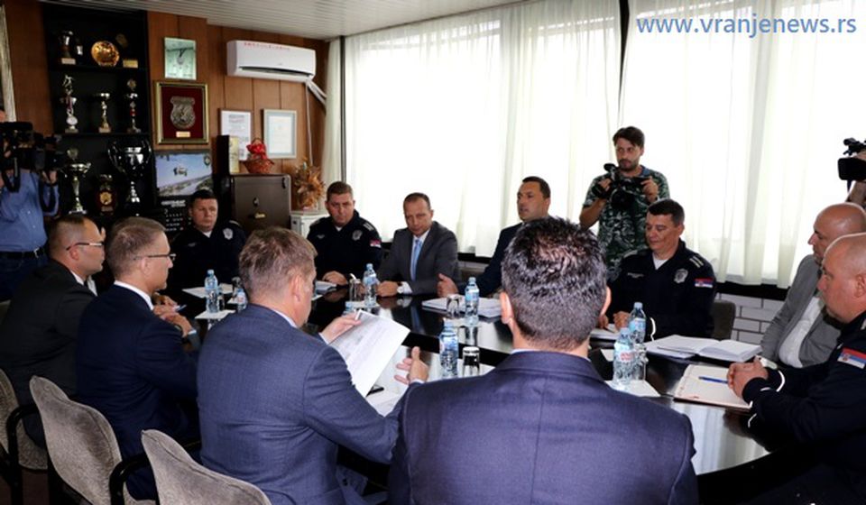Stefanović u razgovoru sa vrhom PU Vranje. Foto VranjeNews