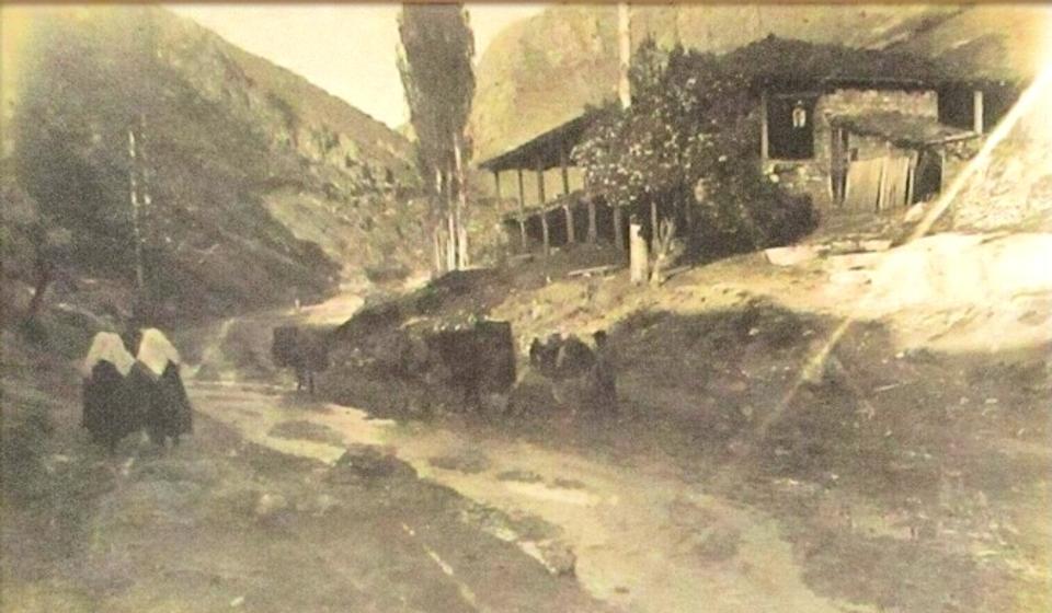 Šeh Arapova tekija ispod Crkve Svetog Nikole, na glavnom putu Vranje - Leskovac pored gradske reke. Fotografiju je T. Simonoviću ustupio Novica Jovanović Nocka, administrator grupe 