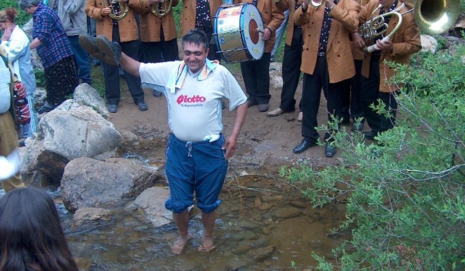 Većina Roma u Vranju izlazi na Đurđevdan: deca, žene, devojke i momci, starci igraju kolo, a odjek bubnja daleko se čuje. Foto lična arhiva