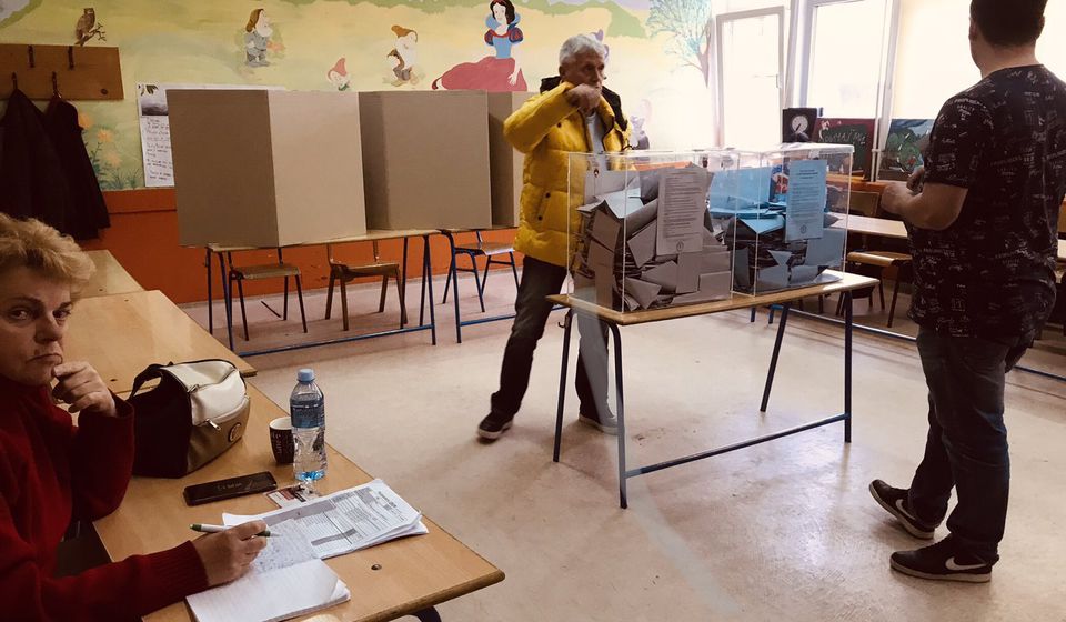 Atmosfera na biračkom mestu br. 21 u OŠ Vuk Karadžić oko 16 časova. Foto Vranje News